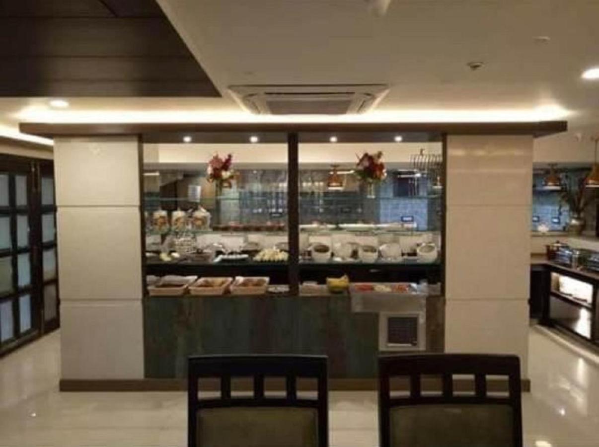 Hotel Atithi Guwahati Exteriör bild