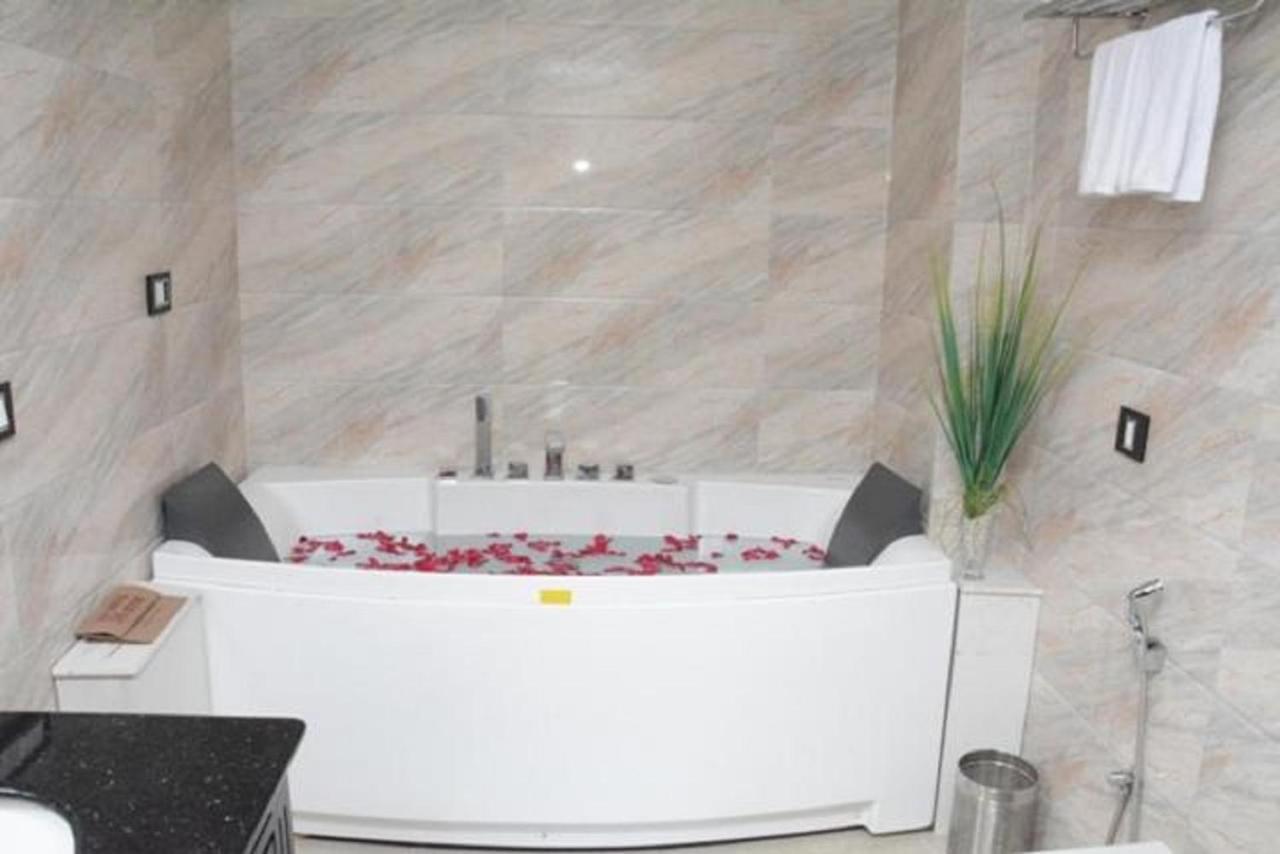 Hotel Atithi Guwahati Exteriör bild