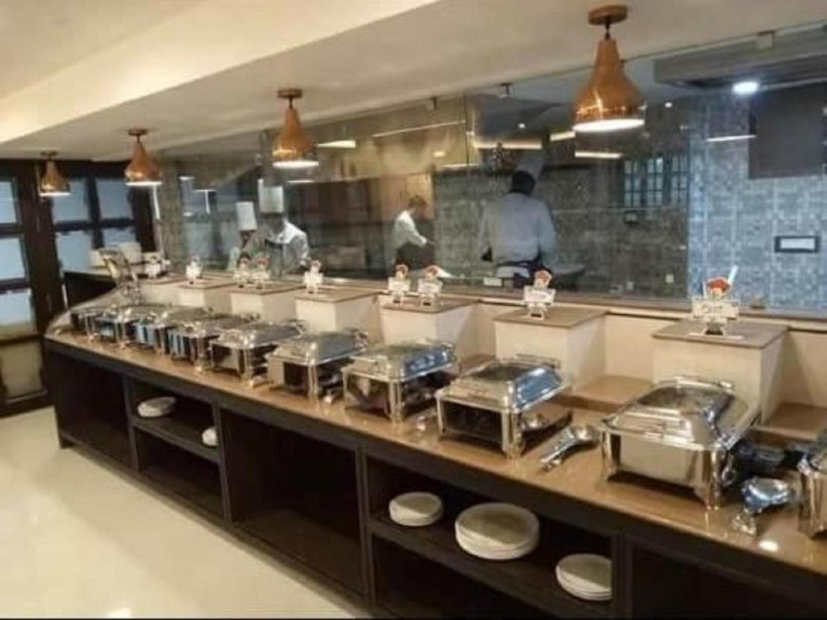 Hotel Atithi Guwahati Exteriör bild
