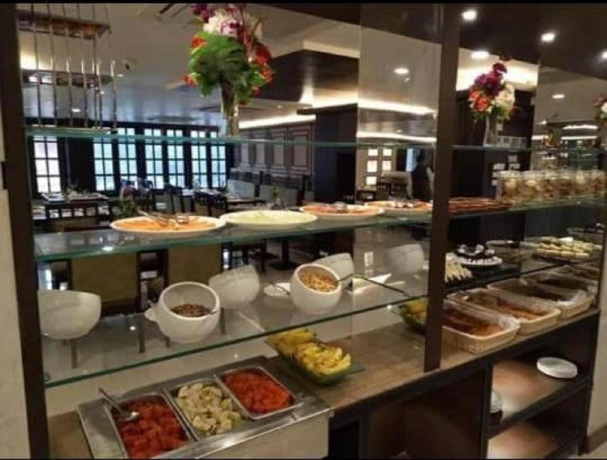 Hotel Atithi Guwahati Exteriör bild