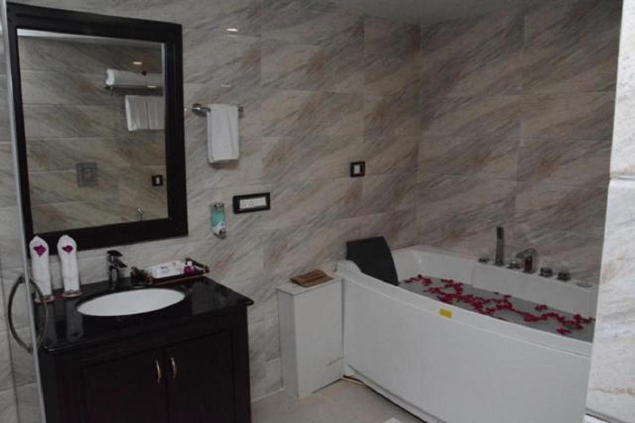 Hotel Atithi Guwahati Exteriör bild