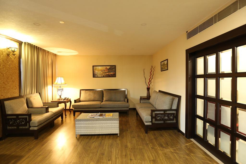 Hotel Atithi Guwahati Exteriör bild