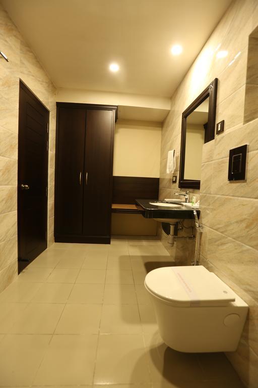 Hotel Atithi Guwahati Exteriör bild